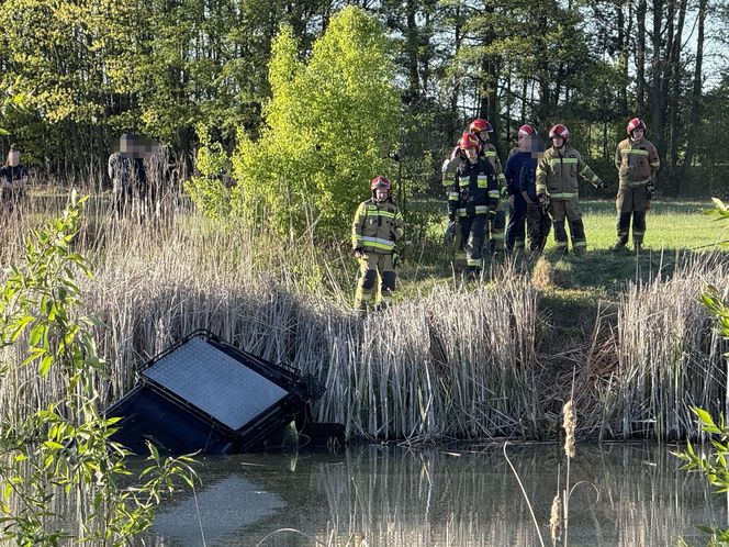 Nietrzeźwy utopił terenówkę w stawie. Potem zaczął pływać i śpiewać