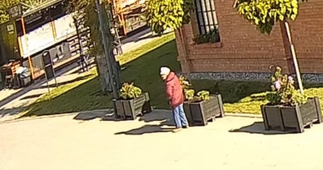 Seniorka rozejrzała się, czy nikt jej nie obserwuje (zapomniała o kamerach)