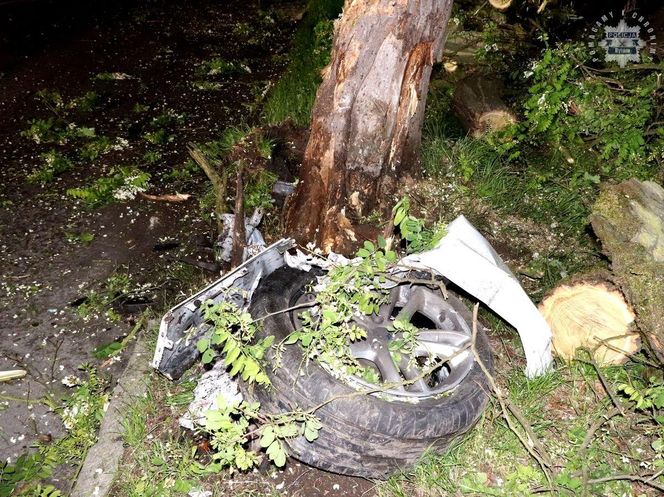 Bytom. 44-latek roztrzaskał auto na drzewie. Ford został zmiażdżony