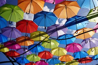 Kolorowe parasolki nad Kilińskiego w Białymstoku