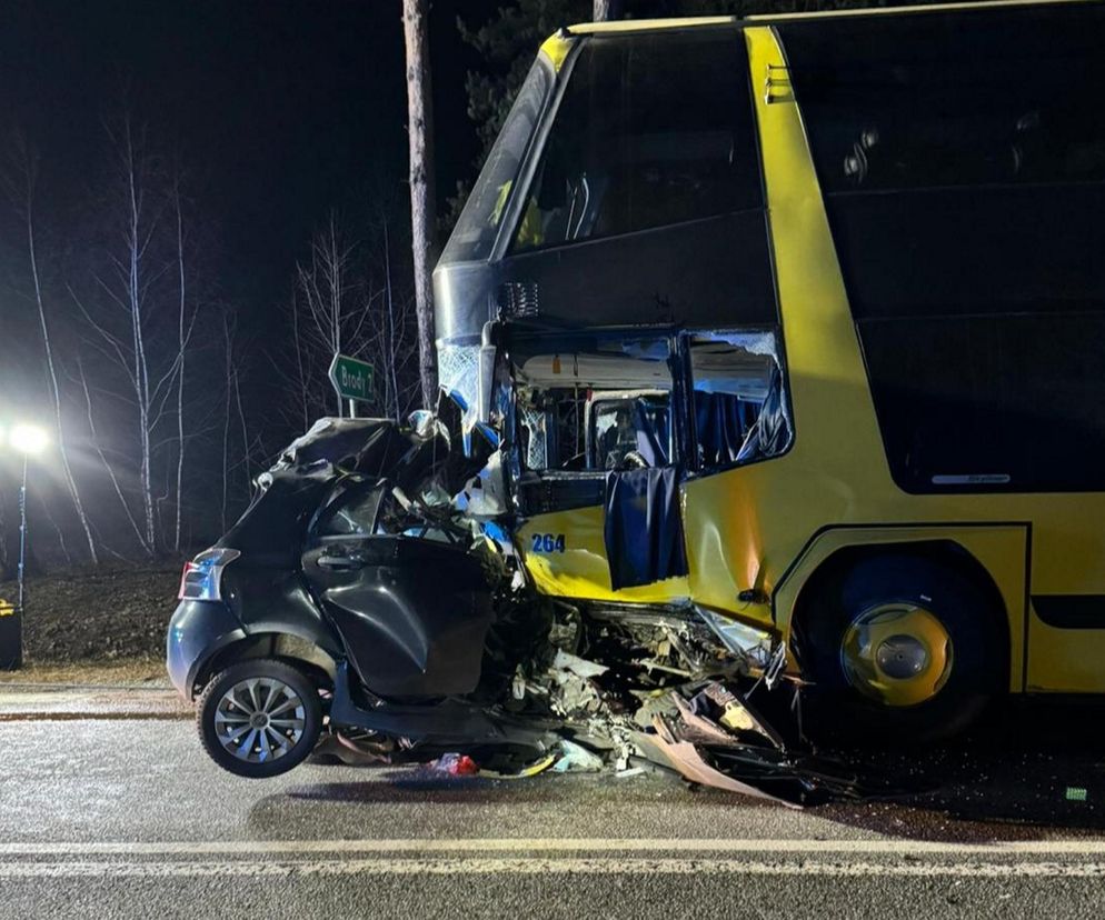 Toyota wbiła się w autobus. Młody kierowca nie żyje