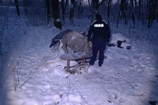 Tarnów. Dwaj bezdomni próbowali przetrwać mroźną noc w prowizorycznym namiocie