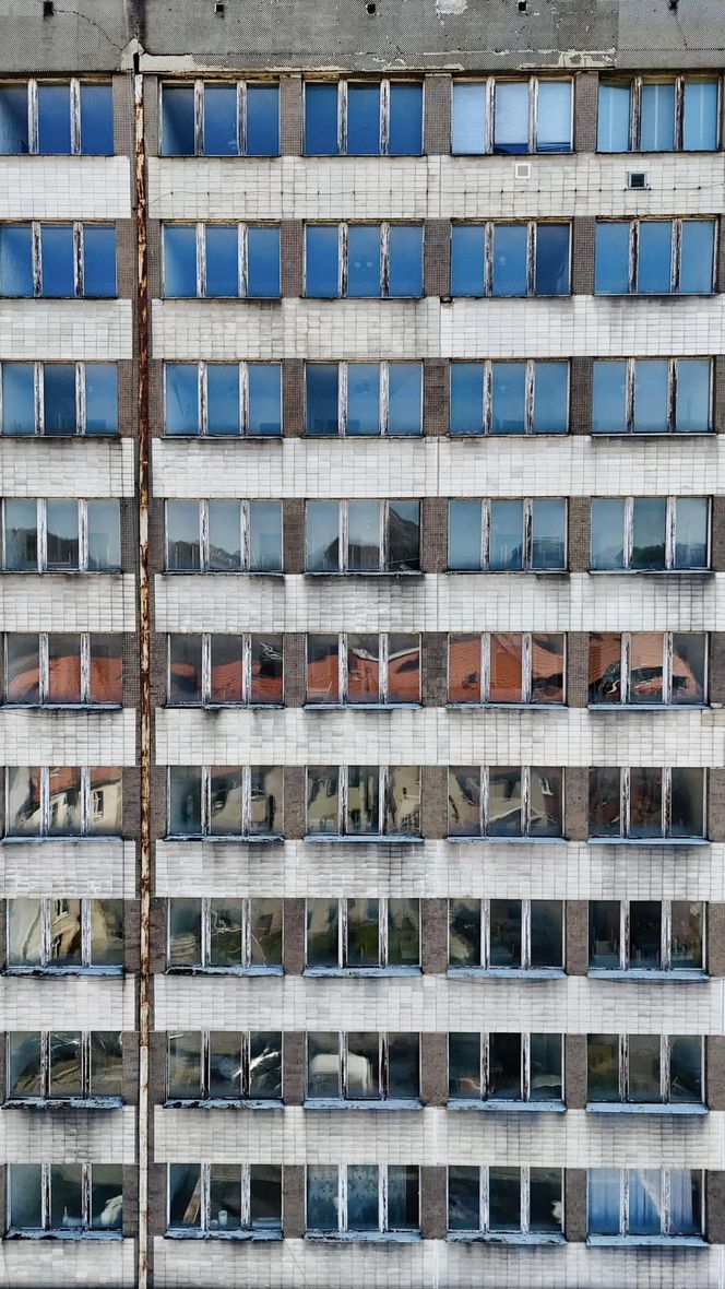 Kiedyś przyjeżdżali tu znani ludzie z całej Polski. Dziś, ogromny hotel z PRL-u stoi opuszczony w Wałbrzychu 