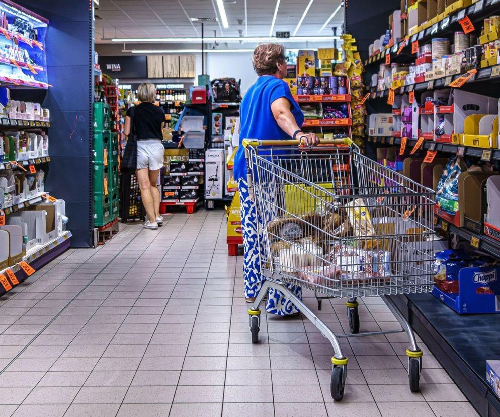 Uwielbiany napój Polaków 2+1 gratis w Biedronce. Ludzie wychodzą z całymi kartonami