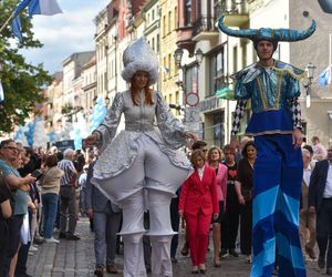 Kolorowa parada na otwarcie Dni Torunia. Przeszła przez serce toruńskiej starówki