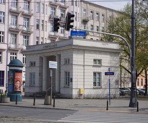 Dwa białe budynki w centrum Warszawy. Dziś niepozorne, kiedyś miały wielką rolę