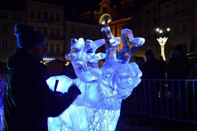 Rekordziści Guinnessa w rzeźbieniu w lodzie na przemyskim jarmarku świątecznym