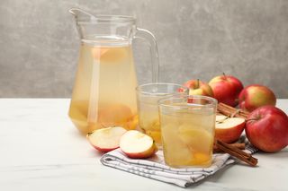 To mój sekretny przepis na jesień. Kompot z jabłek, który robi się sam, a zapach unosi się w całym domu. Kompot na jesień