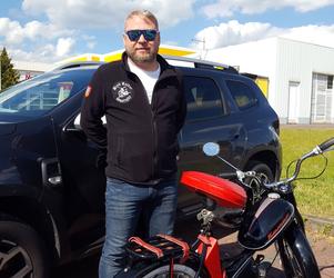 Fani starych polskich motorowerów z Bzyk Raider ze Swarzędza zrobili sobie postój w Lesznie