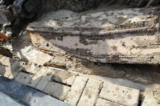 Koparka uszkodziła trumnę. Do środka dostało się błoto, a ciało wystawało na zewnątrz