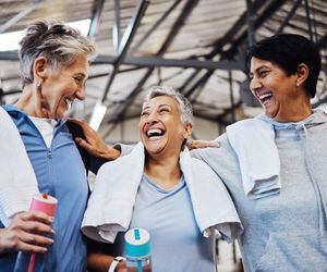 Jak schudnąć z brzucha po 50-tce? 3 ćwiczenia, które zrobisz bez wysiłku