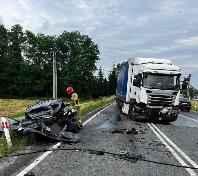 Osobówka zderzyła się z ciężarówką w Jurkowie. Droga krajowa nr 75 jest zablokowana!