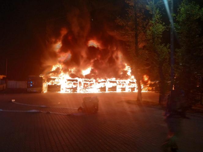 Gigantyczny pożar w Bytomiu. Doszczętnie spłonęły autobusy w zajezdni