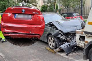 Mercedes huknął w BMW. Sprawca kolizji uciekł do parku!