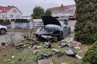 Luszowice. Porsche wypadło z drogi i przebiło ogrodzenie plebanii
