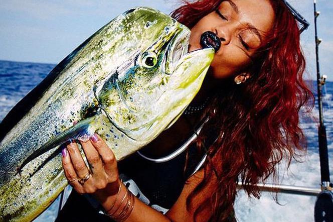 Rihanna: ZDJĘCIA na Instagramie kolorowe i odważne! Rihanna złowiła niezłą rybkę ;)