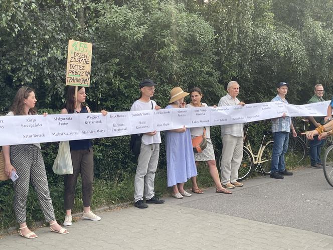 Protest mieszkańców przeciwko wycince drzew pod budowę linii tramwajowej do Mistrzejowic.