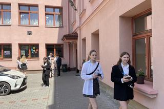Ósmoklasiści z SP nr 2 w Nowym Sączu po egzaminie z języka polskiego