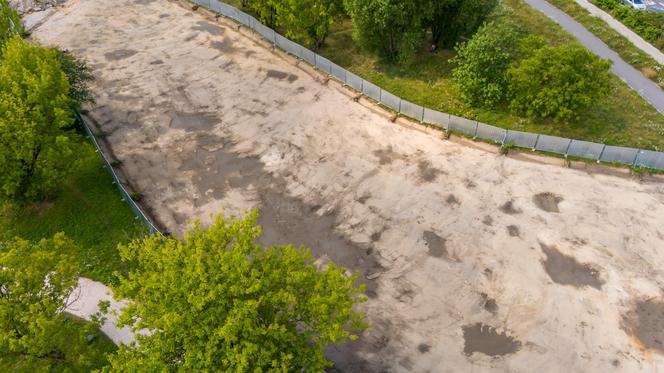 Odkrywkowa budowa tunelu tramwajowego pod parkiem Pięciu Sióstr na Ochocie