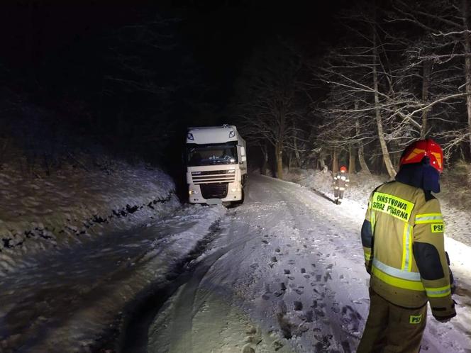  Na drogach powiatu braniewskiego znowu ślisko. Nawet ciężarówki nie dają rady