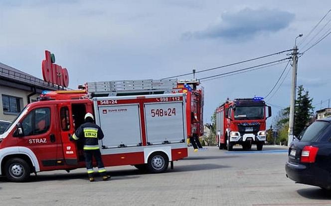 Pomylił gaz z hamulcem. Przebił ścianę Dino na wylot