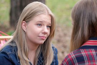 M jak miłość, odcinek 1888: Pożegnanie Sary i Lenki przed opuszczeniem kraju! Wręczy przyjaciółce taki prezent - ZDJĘCIA