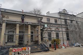 Remont frontowej elewacji budynku Miejskiej Biblioteki Publicznej przy ul. Piłsudskiego zbliża się ku końcowi [FOTO]