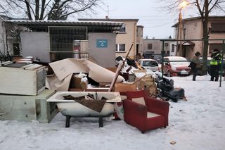 Tak mieszkaniec Gostynia posprzątał mieszkanie. Wielka sterta śmieci przy śmietniku