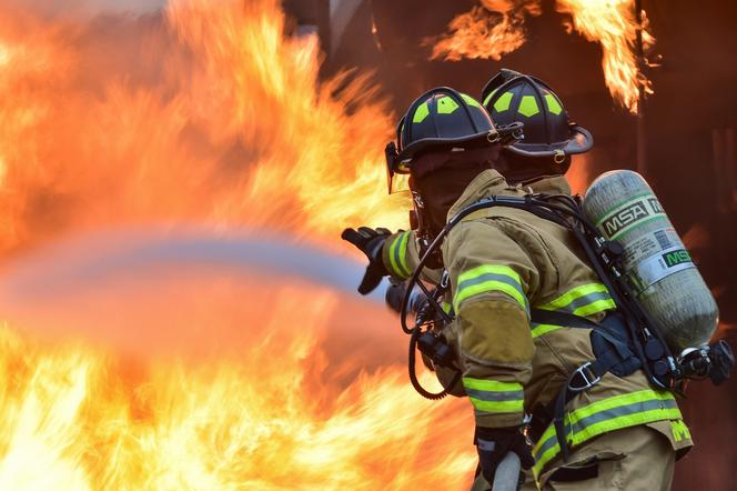 Strażacy podpalą drewniany budynek piętrowy, by sprawdzić czy jest bezpieczny