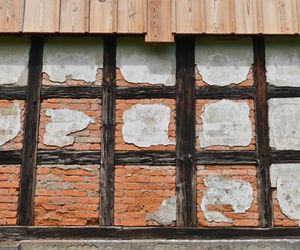 Zabytkowy dom kowala z kuźnią przechodzi remont - prace prowadzi Witold Podsiadło, spec nad spece w dziedzinie tradycyjnego budownictwa Dolnego Śląska.