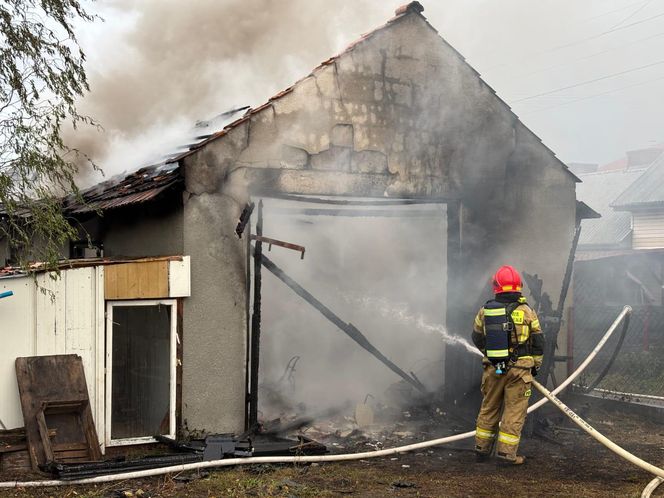Pożar garażu przy ul. Gruszowskiej w Dąbrowie Tarnowskiej
