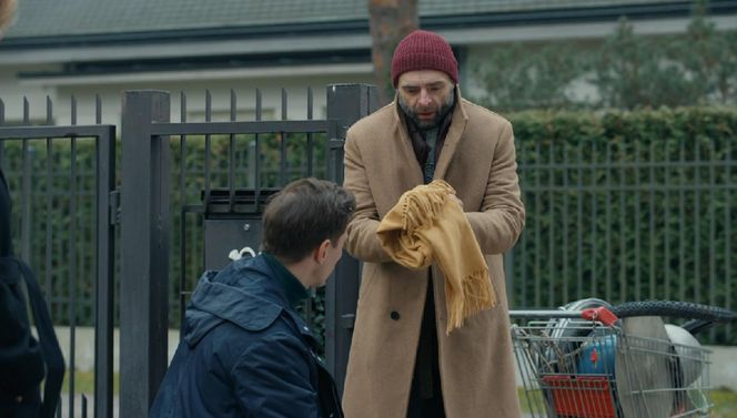 Barwy szczęścia, odcinek 3184. Tomasz (Jakub Sokołowski), bezdomny (Grzegorz Falkowski)