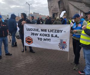 Hutnicy i koksownicy wyszli na ulice w Dąbrowie Górniczej. Apel do rządu o ratunek dla branży i tysięcy miejsc pracy