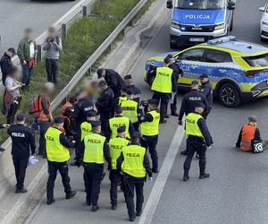 Ostatnie Pokolenie znowu to zrobiło! Przykleili się do asfaltu na trasie S8