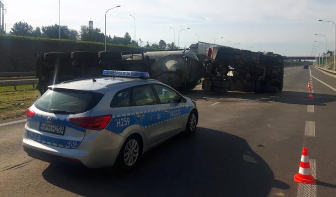 Szydłowiec: Ukrainiec zasnął za kierownicą. Ciężarówka przewróciła się na trasie S7