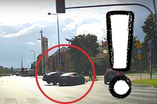 Potężne zderzenie na skrzyżowaniu w Warszawie. Auto obróciło się o 180 stopni! [WIDEO]