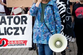 Lokatorzy z Osiedla Przyjaźń protestowali przed ratuszem: Chcemy umów z miastem, nie wysiedleń!