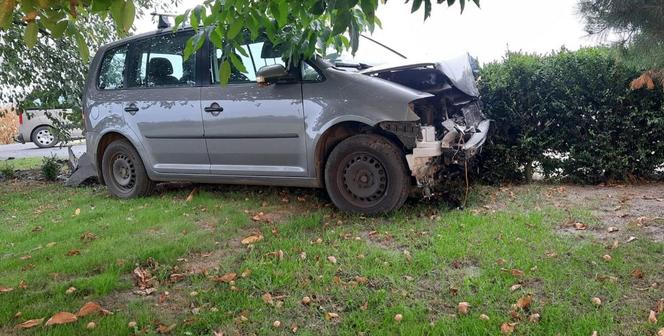 Pijany kierowca spowodował kolizję. Auto ofiary wylądowało na żywopłocie