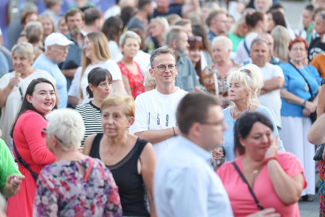 Potańcówka przed teatrem w Katowicach