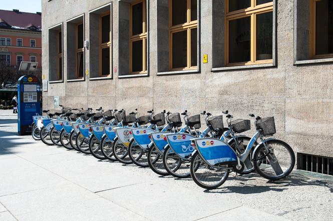 Rowery miejskie można spotkać już w całym mieście