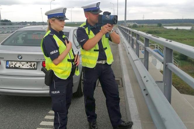 Wiadukt i suszarka! Tak policjanci kontrolują odległość między pojazdami