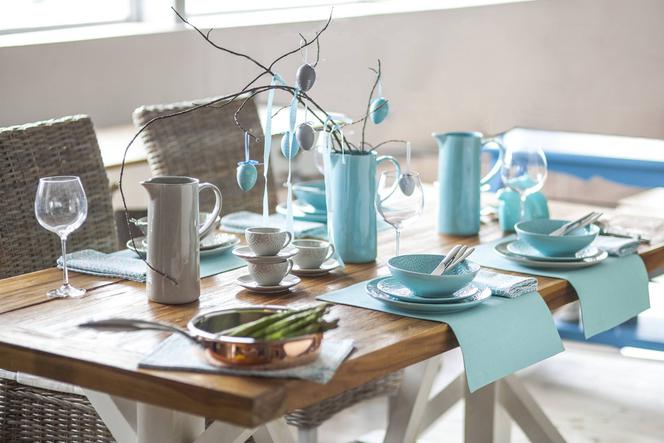 Niebieskie dodatki jako dekoracja stołu na Wielkanoc
