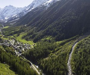 Szwajcaria. Kamienna lawina pogrzebała alpejską wioskę, gdy oderwał się ogromny fragment lodowca