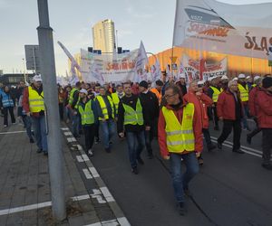 Protest w Katowicach. Tysiące związkowców na ulicach. Padły mocne słowa o „zbrodniczej ideologii”