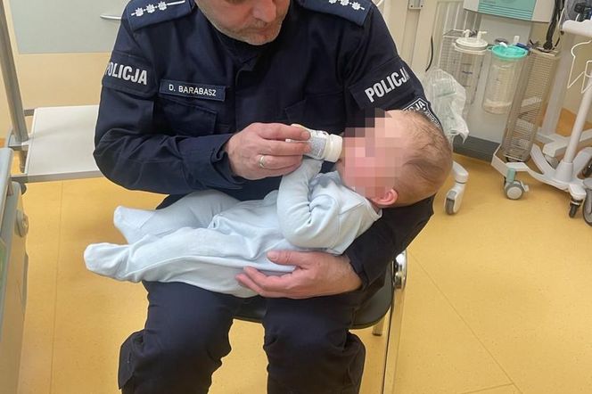 Szokująca interwencja w Warszawie. Strażacy wyważyli drzwi. Pijani rodzice, półroczne dziecko w szpitalu