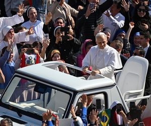 Papież przejechał papamobile wśród wiernych przed inauguracją