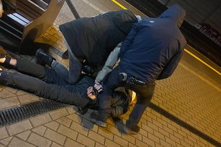 Dramatyczny pościg w Wołominie! BMW w rowie, imigranci z Afganistanu w rękach policji