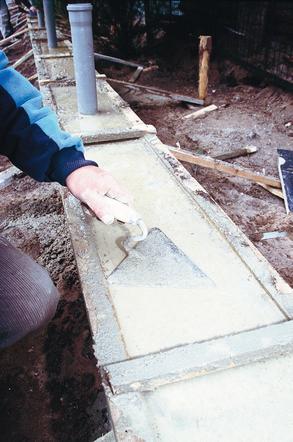 KROK III - Deskowanie cokołu i wylewanie betonu