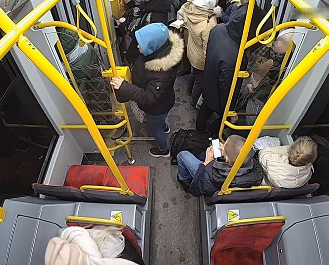 Szokujące sceny z tramwaju w Warszawie. Opublikowano właśnie nagranie. „Trzymaj się mocno”