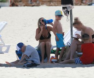 Marlena Muranowicz, wkrótce była żona Mroczka w bikini na plaży.